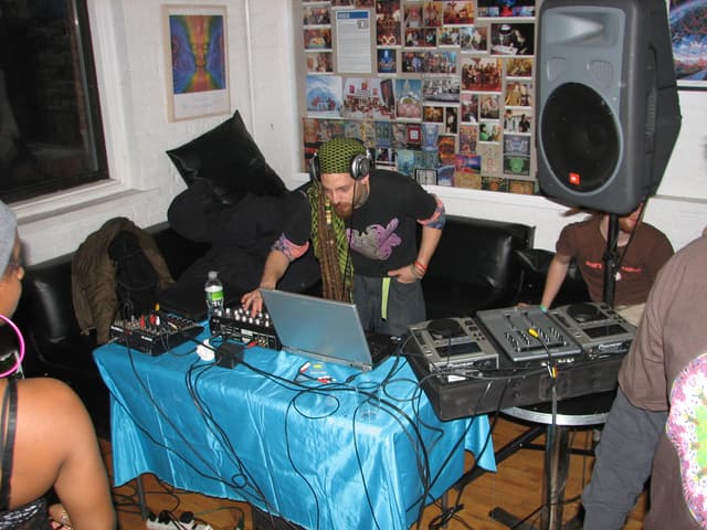 DJ